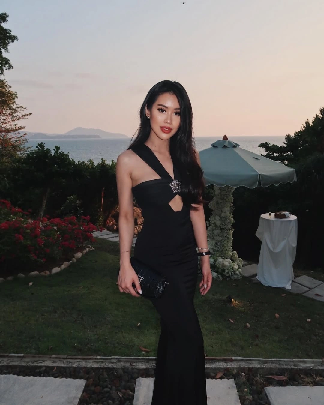 Tiên Nguyễn khoe phong cách quyến rũ bên Chanel, Versace Làm việc trong ngành thời trang xa xỉ, Tiên Nguyễn có tủ đồ phong phú với nhiều thiết kế của Chanel, Versace, Dolce & Gabbana, Zimmermann.