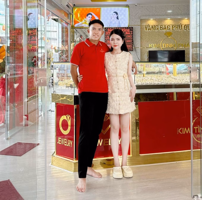 Tình yêu 7 năm của cầu thủ U23 và bạn gái kinh doanh tiệm vàng Cầu thủ U23 Việt Nam cưới cô chủ tiệm vàng