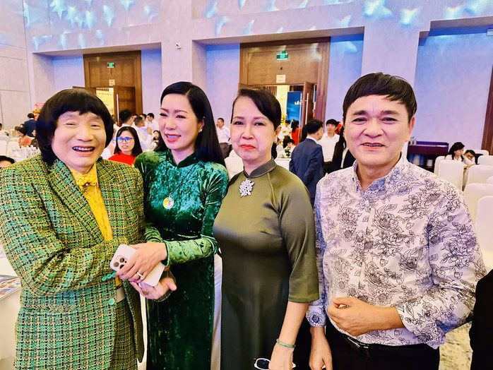 Từ trái sang: NSND Minh Vương, NSND Trịnh Kim Chi, ca sĩ Bích Phượng, đạo diễn Quốc Thảo tại chương trình nghệ thuật chào mừng 50 năm thành lập Báo Người Lao Động