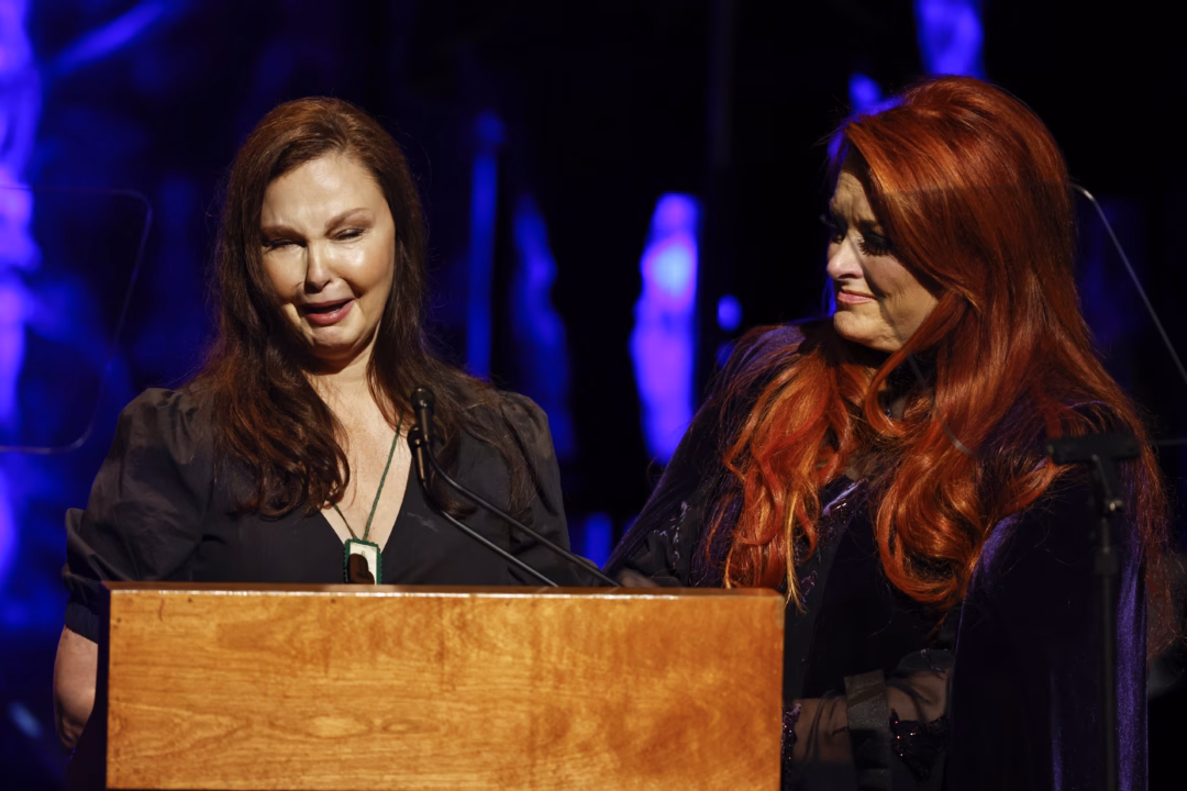 Ashley and Wynonna Judd crying over their mother's death