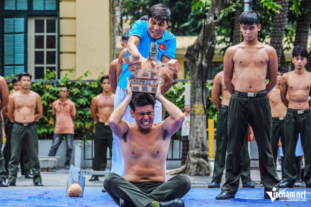 Cảnh vệ trình diễn nghiệp vụ tại hồ Hoàn Kiếm