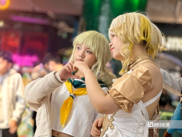 2 bạn nữ trẻ tuổi vừa hóa trang đang tạo dáng chụp ảnh tại sự kiện cosplay ở Tp.HCM.