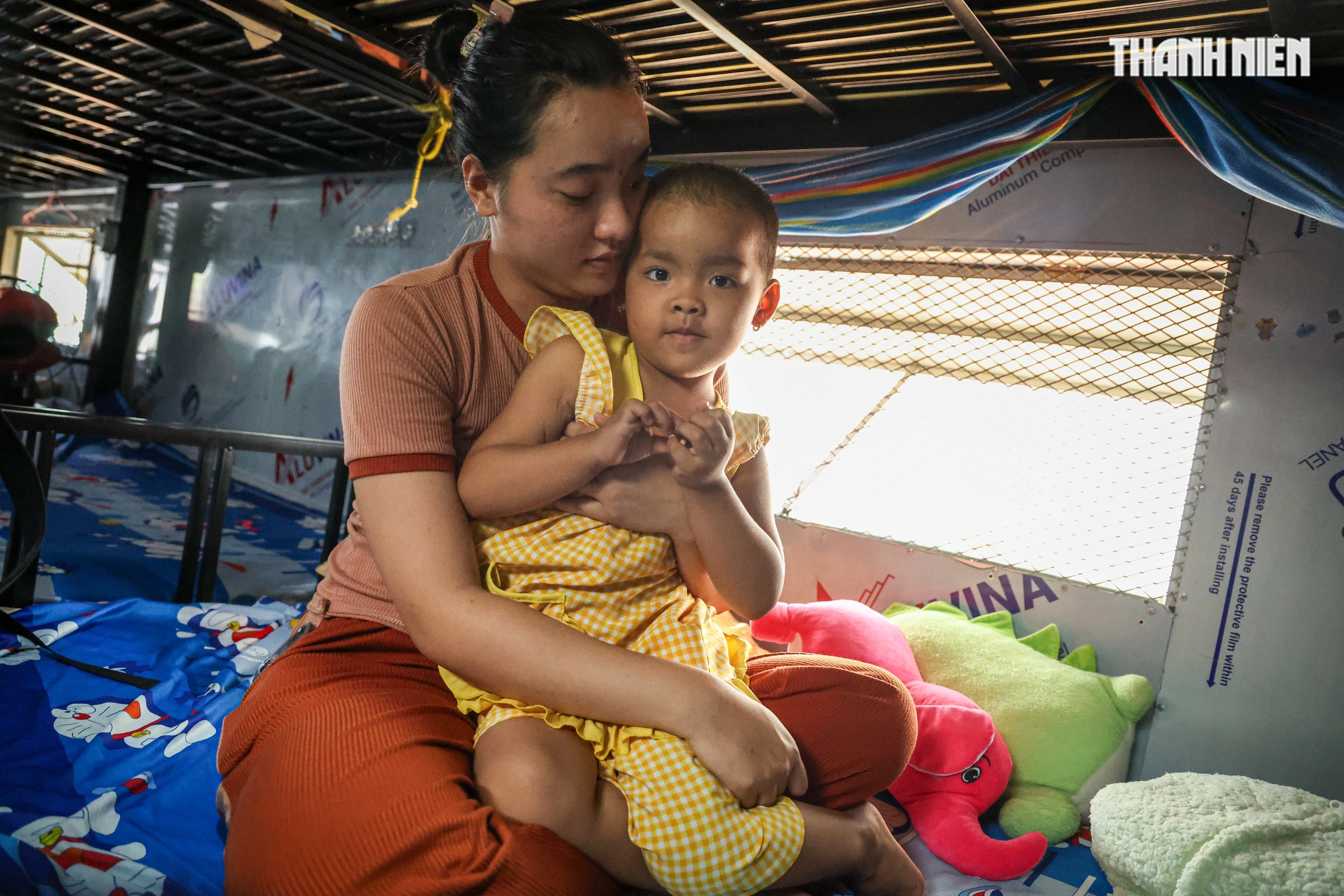 Cứu bé trai 4 tuổi nguy cơ mù vì ung thư mắt, mẹ vay mượn không đủ tiền chữa trị Hơn 200 ngày chạy chữa ung thư cho con, vợ chồng trẻ nợ hơn 150 triệu đồng