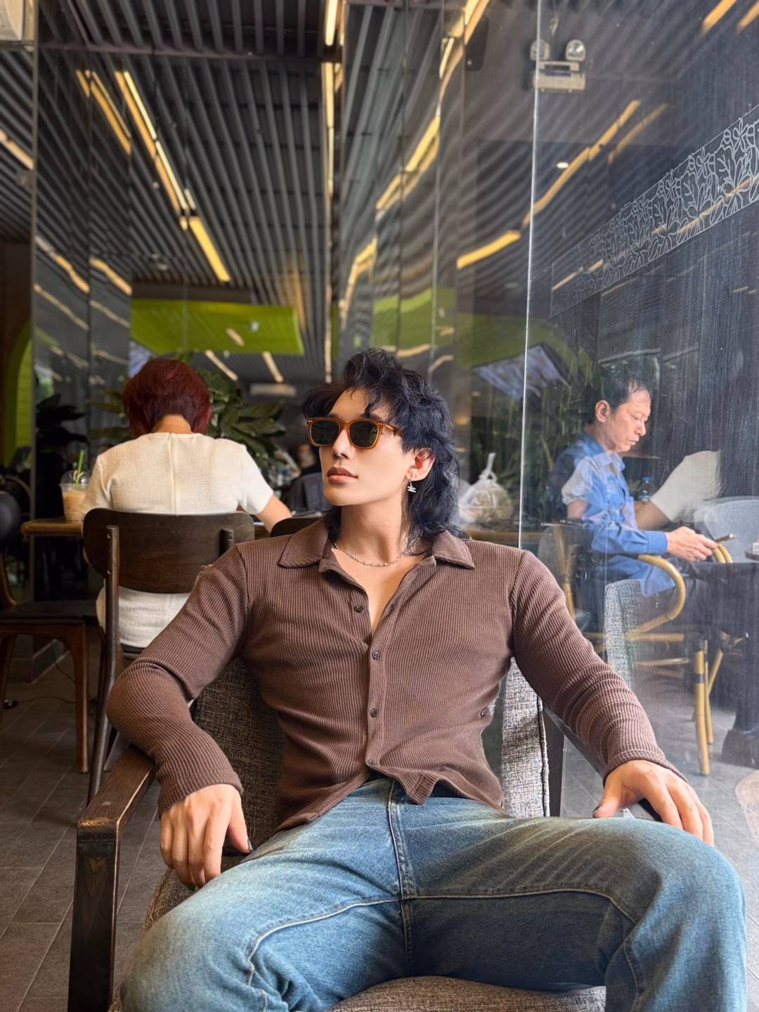 Hà Thanh Xuân bất ngờ khi NSND Công Lý công khai có vợ mới Nhạc sĩ Châu Đăng Khoa cá tính ở quán cà phê.