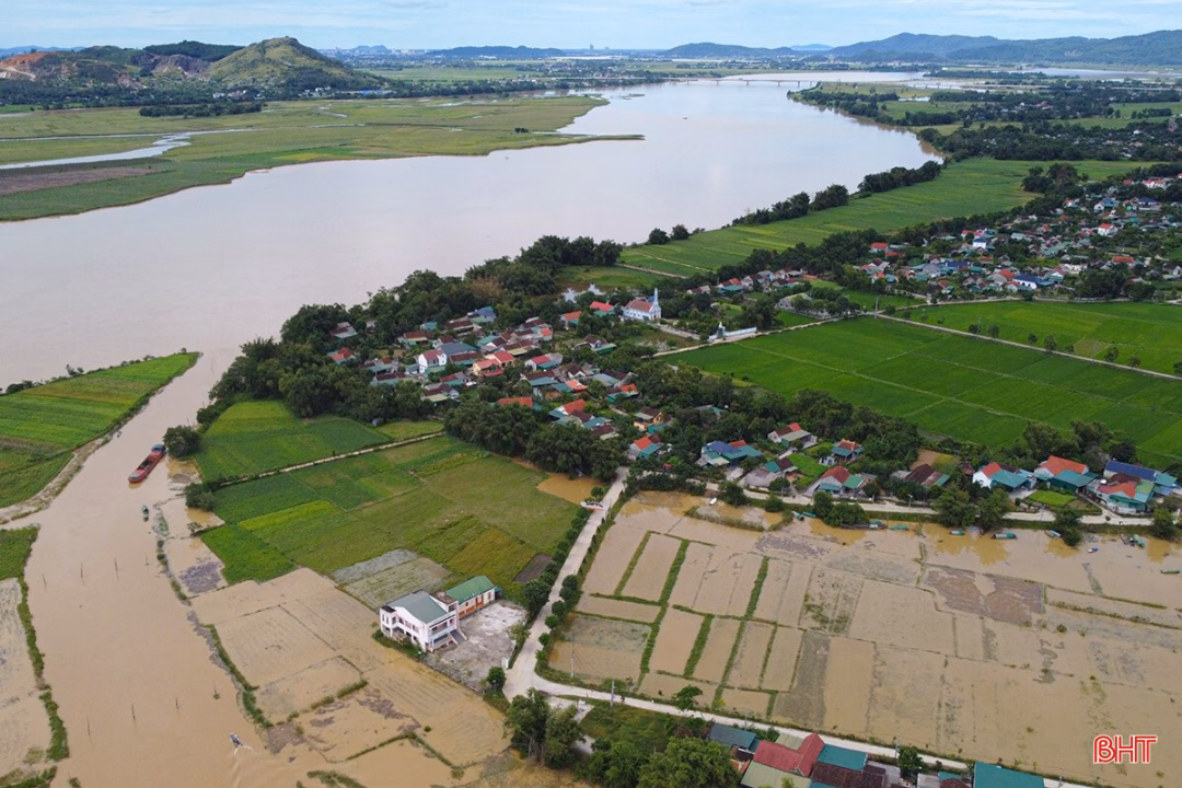 Tại thôn Tiền Phong, người dân đang tất bật kê cao đồ đạc, di chuyển tài sản lên vị trí an toàn.