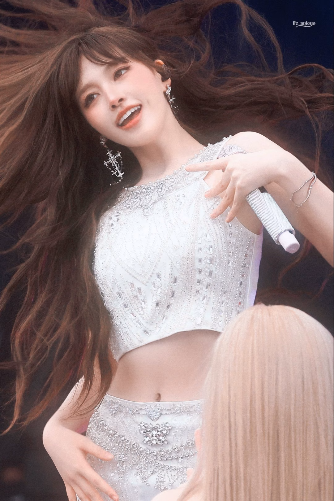 Mỹ nhân mới của Kpop: Visual phản ánh khác xa của Jang Won Young và người đồng đội Liz khiến fan tranh cãi Trong khi đó, thành viên cùng nhóm Liz lại thăng hạng nhan sắc rõ rệt