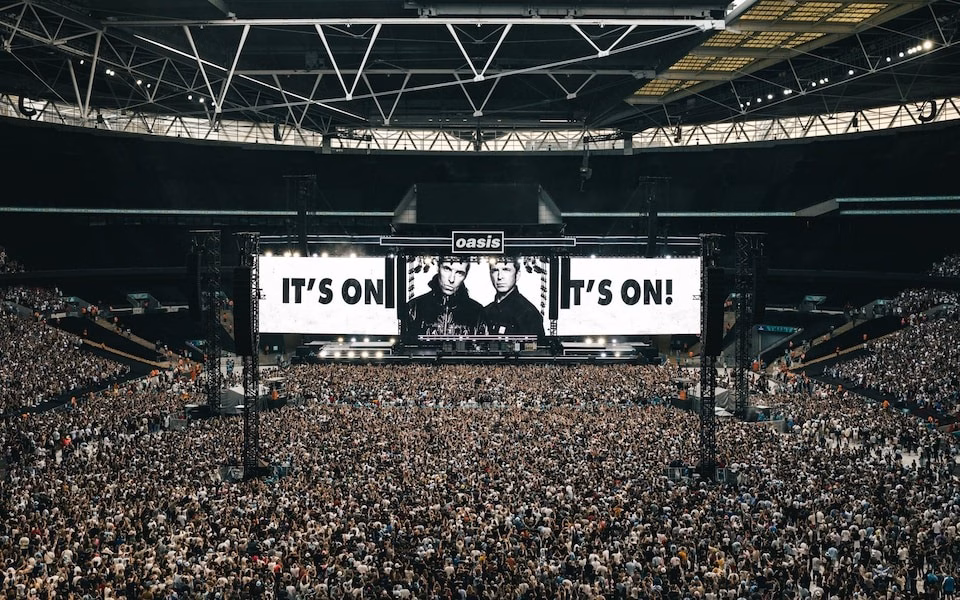 Oasis thổi bùng sân khấu Wembley, hồi sinh nhạc rock Anh Các buổi hòa nhạc của Oasis luôn cháy vé