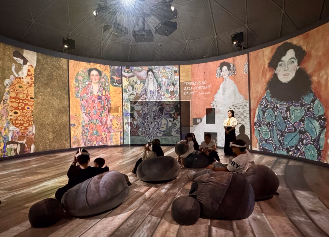 Triển lãm Gustav Klimt: Nghệ thuật đa giác quan tại TP Hồ Chí Minh Mọi chi tiết đều được tái hiện chân thực, sống động.