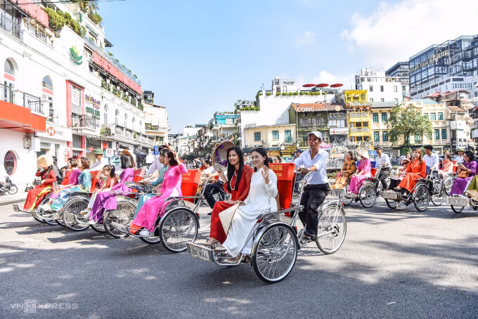 4 Địa Điểm Du Lịch Lý Tưởng Cho Tháng 8 Singapore đang trong mùa sale lớn. Ảnh: Today Online