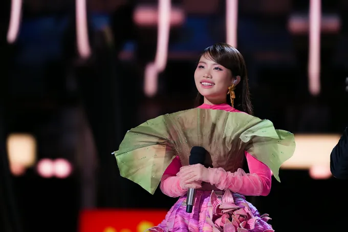 Phương Mỹ Chi biểu diễn trong Sing! Asia 2025