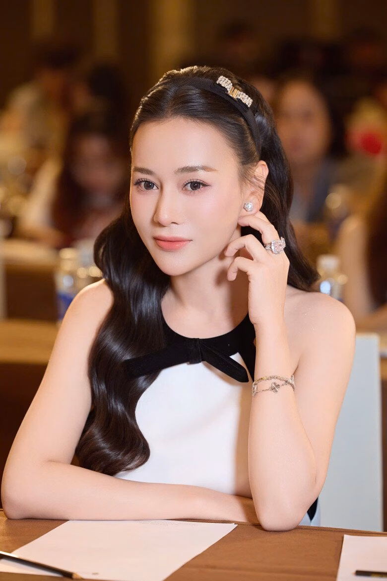 Phương Oanh tiết lộ cuộc sống hôn nhân với Shark Bình sau khi sinh đôi Phương Oanh tái xuất màn ảnh sau 4 năm vắng bóng.