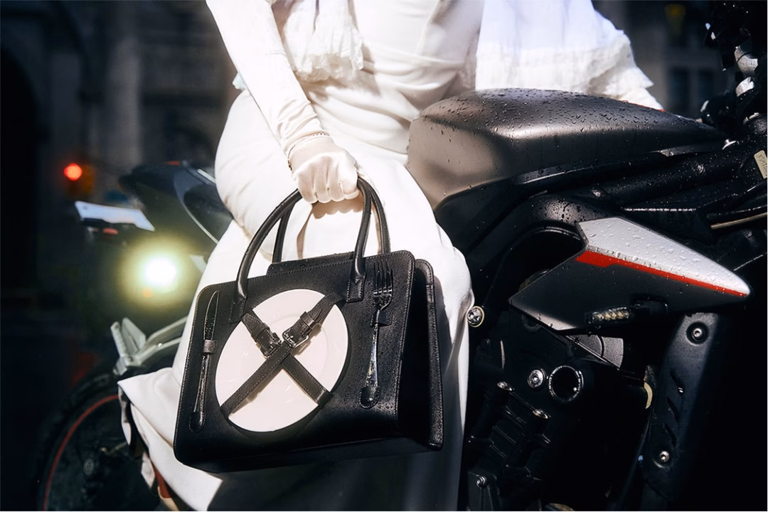 Selena Gomez ra mắt dòng nước hoa mới với Rare Beauty Meet the Dinner Bag: The Handbag You Can Dine On