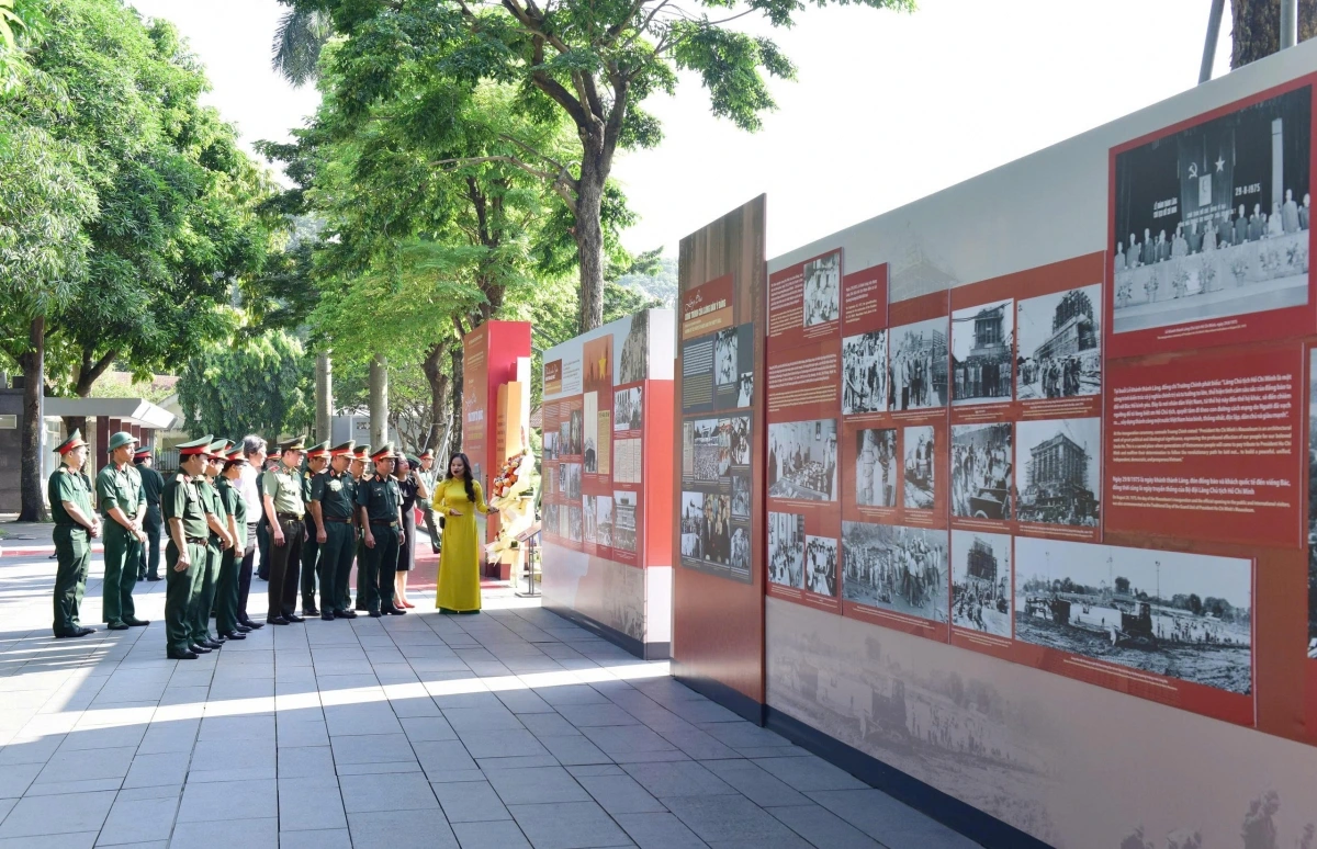 Triển lãm ảnh Lăng Bác – Trái tim Tổ quốc: Kể chuyện giữ gìn thi hài Chủ tịch Hồ Chí Minh Các đại biểu nghe thuyết minh về triển lãm.