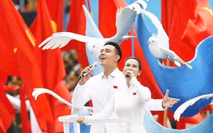 Sau 'Viết tiếp câu chuyện hòa bình', Võ Hạ Trâm hát ‘Nguyện là người Việt Nam’ mừng Quốc khánh - Ảnh 2.
