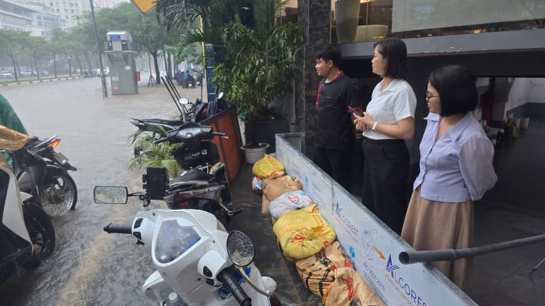 Mưa kinh hoàng, người Hà Nội dựng 'đê mini', dùng máy bơm hút nước ra khỏi hầm