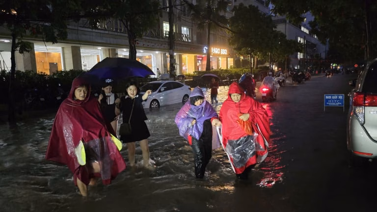 'Biển nước' giữa Thủ đô, người dân cố dầm mình trong mưa về nhà