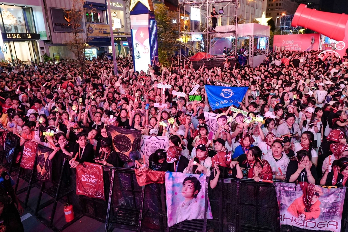 Hàng nghìn khán giả reo hò phấn khích, cổ vũ cuồng nhiệt cho các nghệ sĩ trẻ.