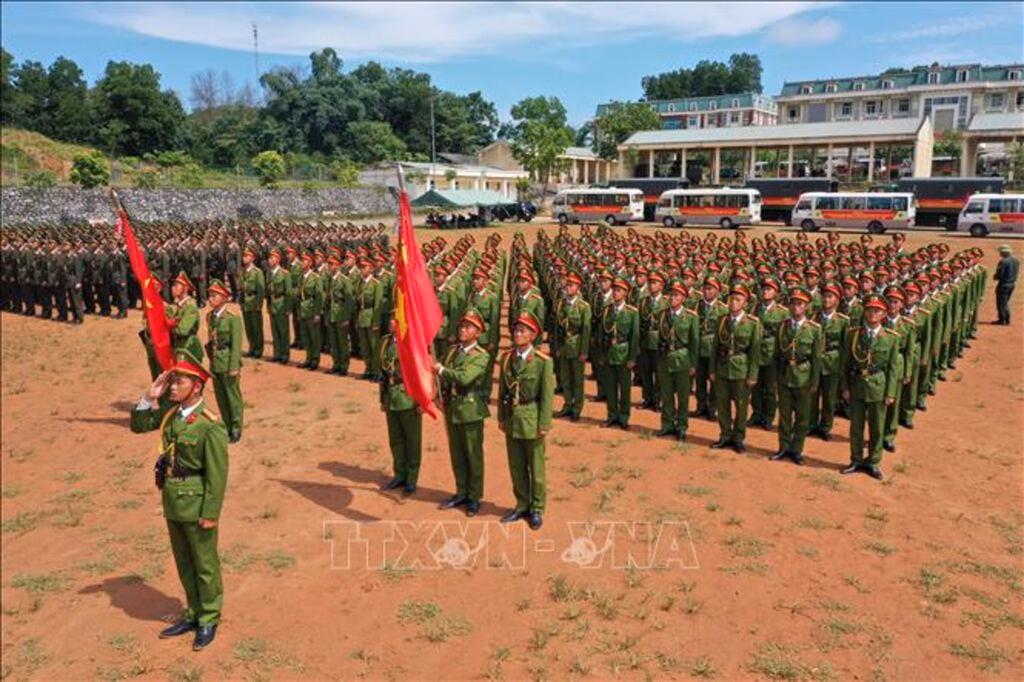 Bốn khối đứng tập luyện không kể ngày nắng, mưa.