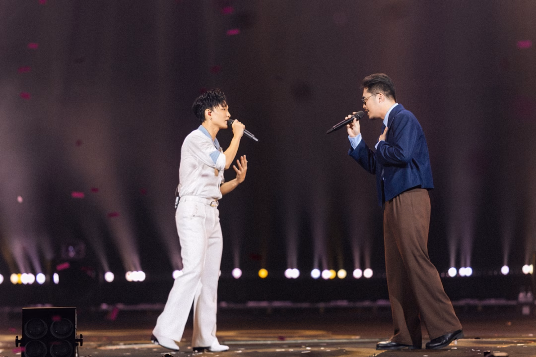 Concert Xoay tròn của Hoàng Dũng làm say đắm 10.000 khán giả Hoàng Dũng và Vũ. có màn “đổi hit” thú vị