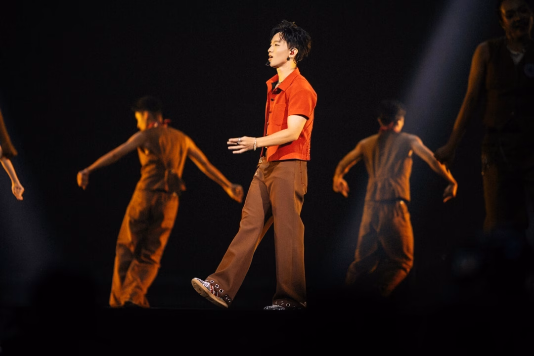 Concert Xoay tròn của Hoàng Dũng làm say đắm 10.000 khán giả hoàng dũng bất ngờ chứng kiến màn cầu hôn lãng mạn của khán giả hà nội hình ảnh 6