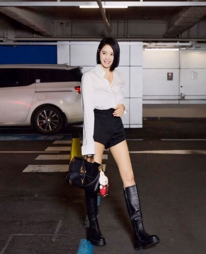 Nữ diễn viên Kim Hye Soo khiến công chúng choáng ngợp với đôi chân dài như "kiếm Nhật" và sắc vóc gợi cảm vượt thời gian. (Ảnh: Naver).