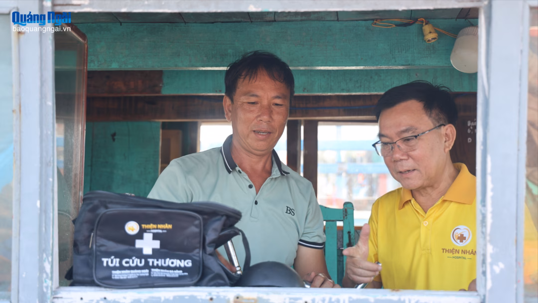 Tiến sĩ, Bác sĩ chuyên khoa II Nguyễn Tấn Đức xuống tận tàu cá tặng túi thuốc và thăm hỏi đời sống của ngư dân.