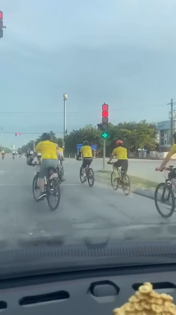 

Đoàn xe đạp thản nhiên nối đuôi nhau vượt đèn đỏ (Video: Giao thông văn minh).