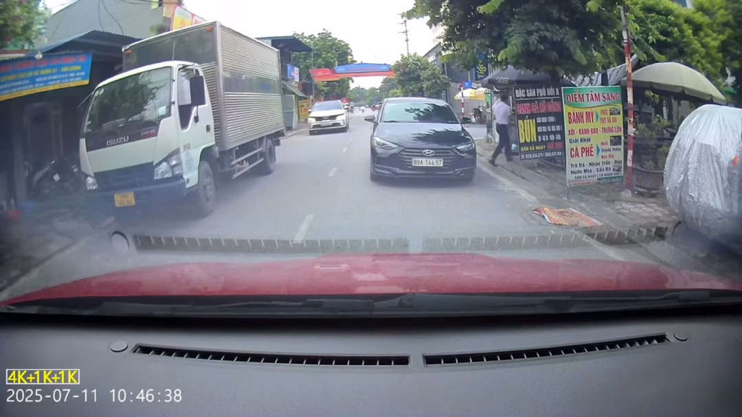 

Tài xế thản nhiên đậu xe ngược chiều, gây ùn tắc giao thông (Video: OFFB).