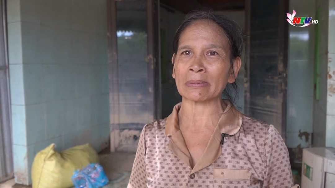 Nợ nần chồng chất, phụ nữ khuyết tật rơi vào tuyệt vọng sau lũ Bà Phương nghẹn ngào trước ngôi nhà bị lũ tàn phá.