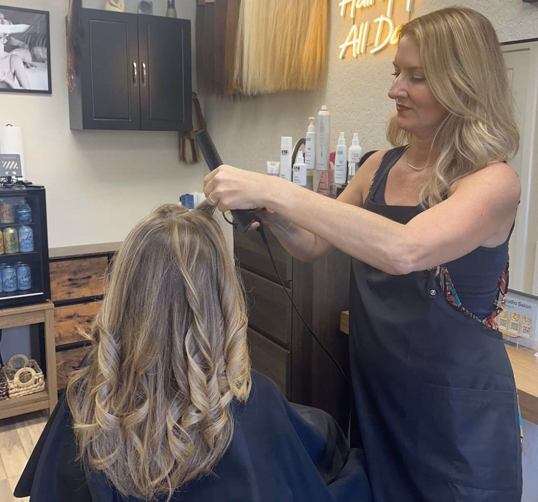 Nữ stylist biến ước mơ thành hiện thực Simkins styling hair in her St. Pete salon. Photo courtesy of Norayne Simkins