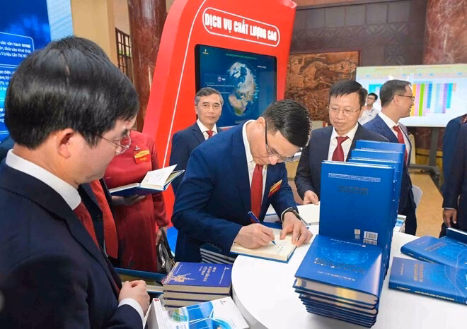 Quản trị Biến động và Khủng hoảng: Bài học từ thực tiễn và kinh nghiệm lãnh đạo Lễ ra mắt sách "Quản trị biến động và khủng hoảng". Ảnh: Mạnh Chung