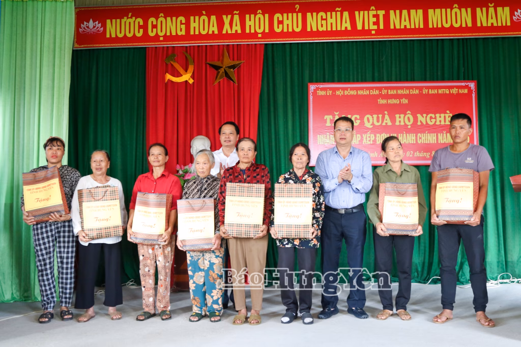 Các đồng chí: Nguyễn Mạnh Hùng, Phó Bí thư Tỉnh ủy, Chủ tịch Ủy ban MTTQ Việt Nam tỉnh; Hoàng Thái Phúc, Ủy viên Ban Thường vụ, Trưởng ban Nội chính Tỉnh ủy trao quà hỗ trợ các hộ nghèo xã Quỳnh An.