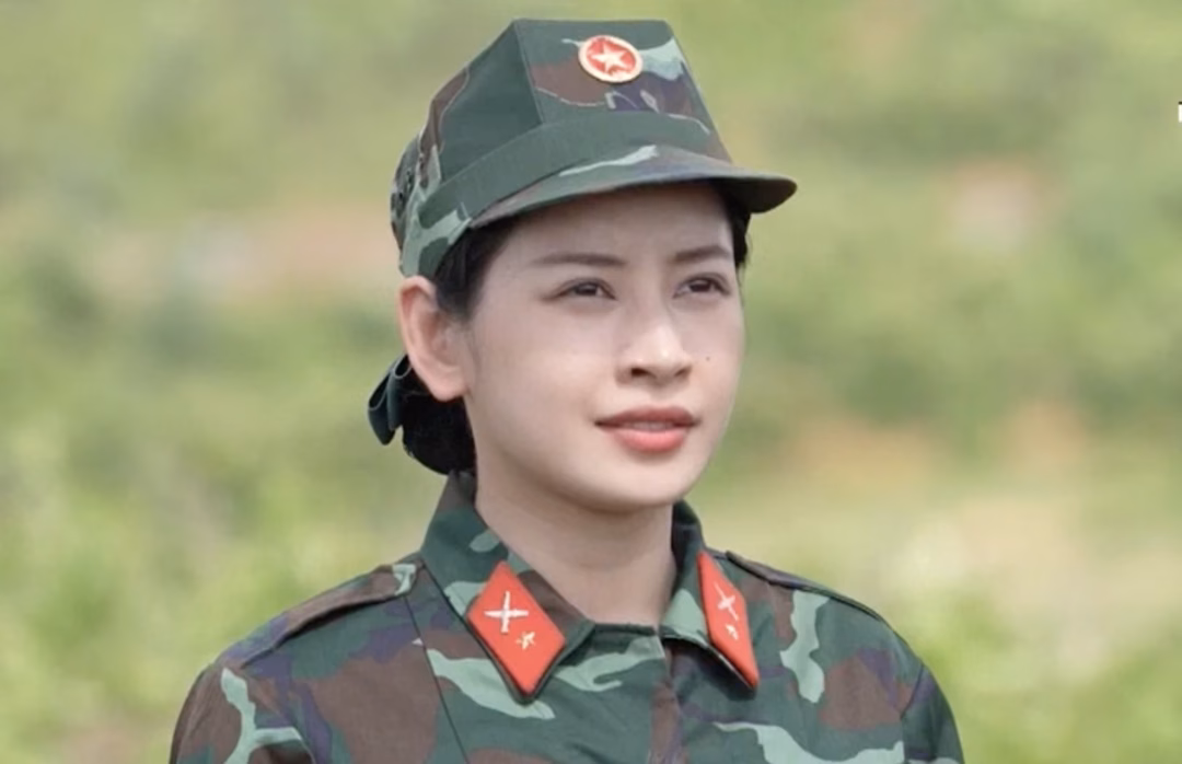 Chi Pu bị nhắc nhở vì tác phong chưa nghiêm túc.