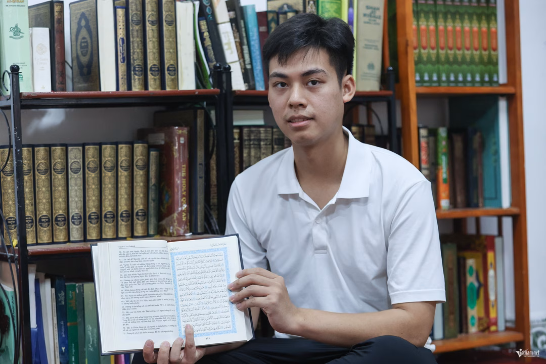 Nhà nghiên cứu Hữu Trường Tariq cho biết ở Thánh đường này có rất nhiều bản Kinh Qur'an (Cô-ran), gồm cả nội dung bằng tiếng Việt