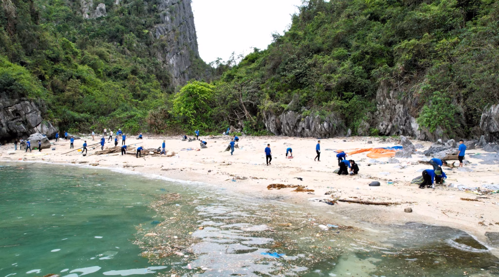 Thanh niên Quảng Ninh xung kích xây dựng đời sống văn hóa từ cơ sở Đoàn Thanh niên Ban Quản lý Vịnh Hạ Long dọn rác tại đảo Áng Dù. (Ảnh: QMG)
