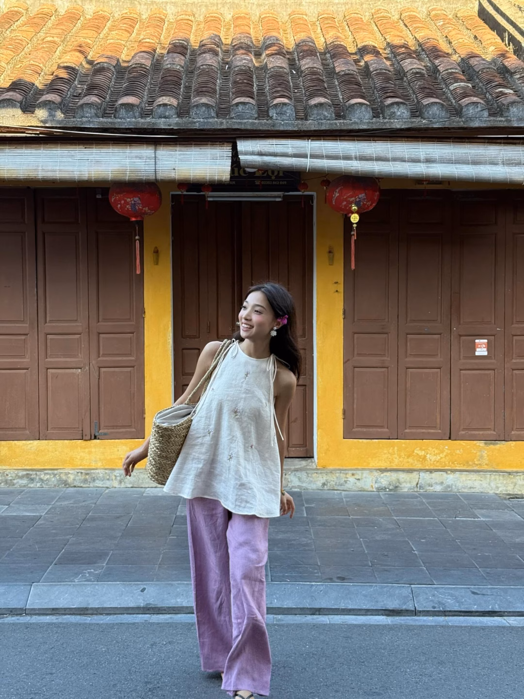 Hum ấy được chị @quynhtothethuong và anh @nhtlongfoto rủ đi chụp Trung thu ở Hội Annn 🏮🌼 Makeup 10s by qt: oánh 2 cái má hồng lên là được! Và set yếm rất xinh @by__giang may theo đúng số đo toaii 🫶🏻 #hoian