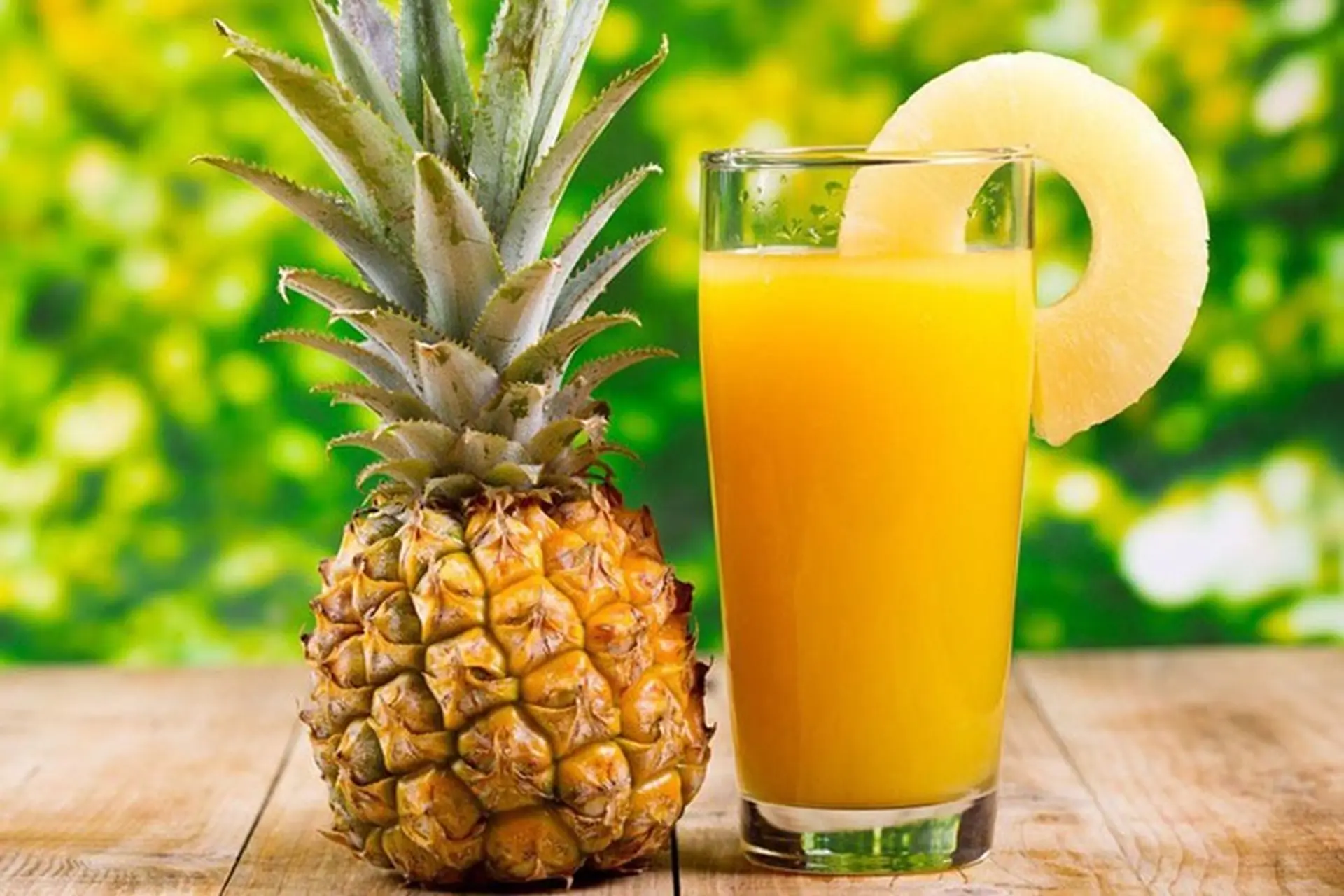 C&acirc;y dứa v&agrave; tr&aacute;i dứa ch&iacute;n v&agrave;ng tươi