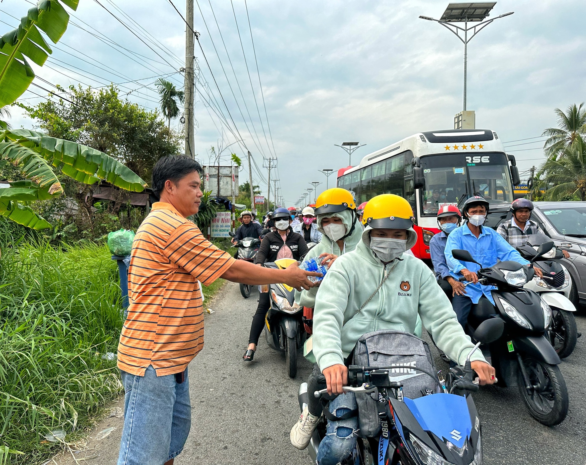 Người miền Tây hào sảng phát cả xe tải nước uống cho người dân từ quê lên lại TP.HCM - ảnh 6