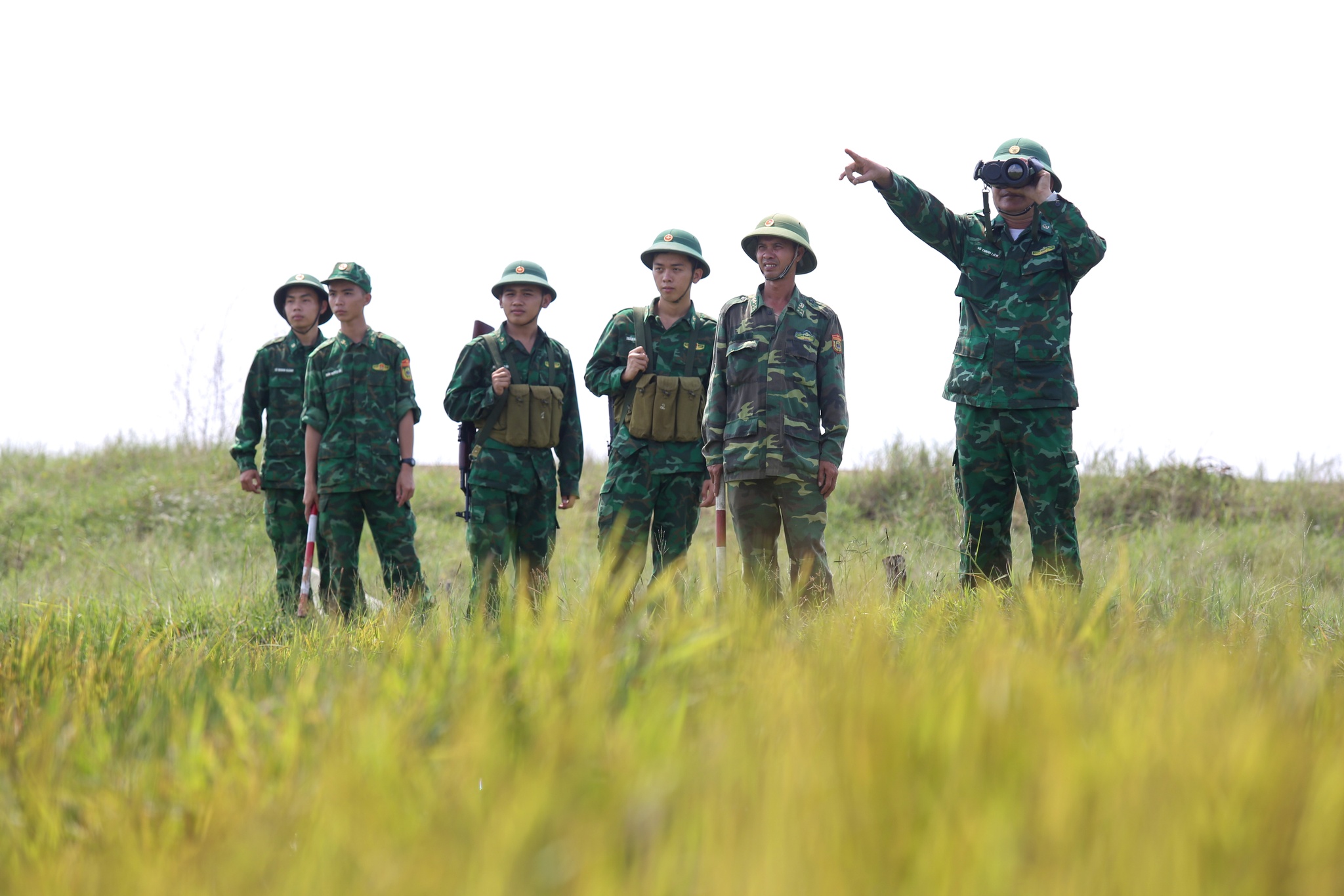 Tết của các chiến sĩ biên phòng: Ngày đêm tuần tra kiểm soát, bảo vệ an toàn tuyến biên giới - ảnh 8