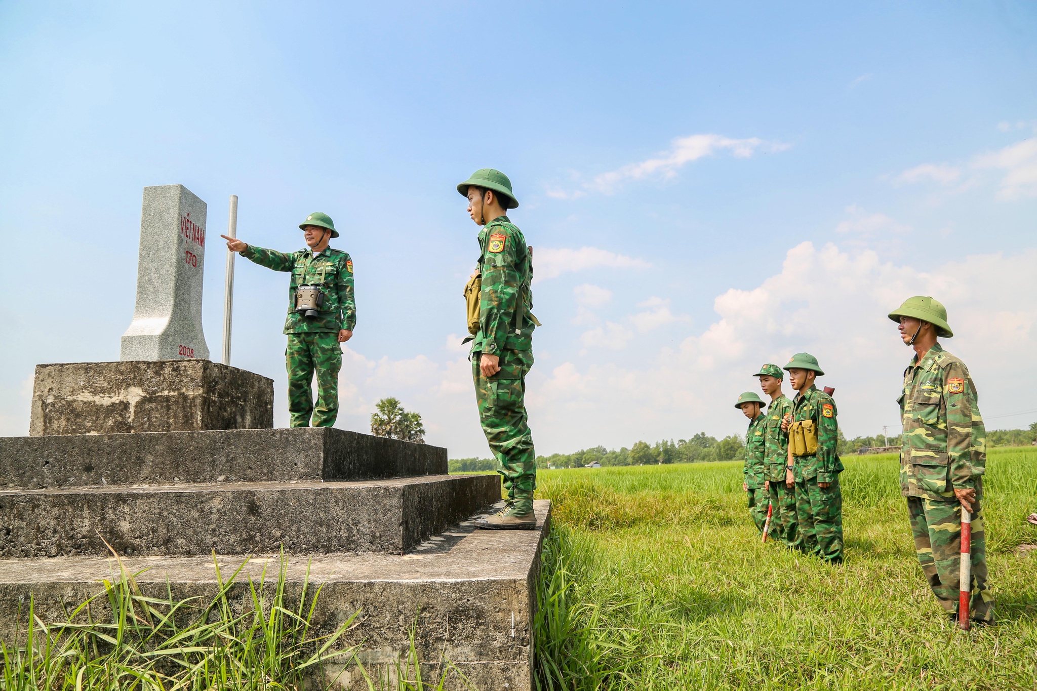 Tết của các chiến sĩ biên phòng: Ngày đêm tuần tra kiểm soát, bảo vệ an toàn tuyến biên giới - ảnh 9