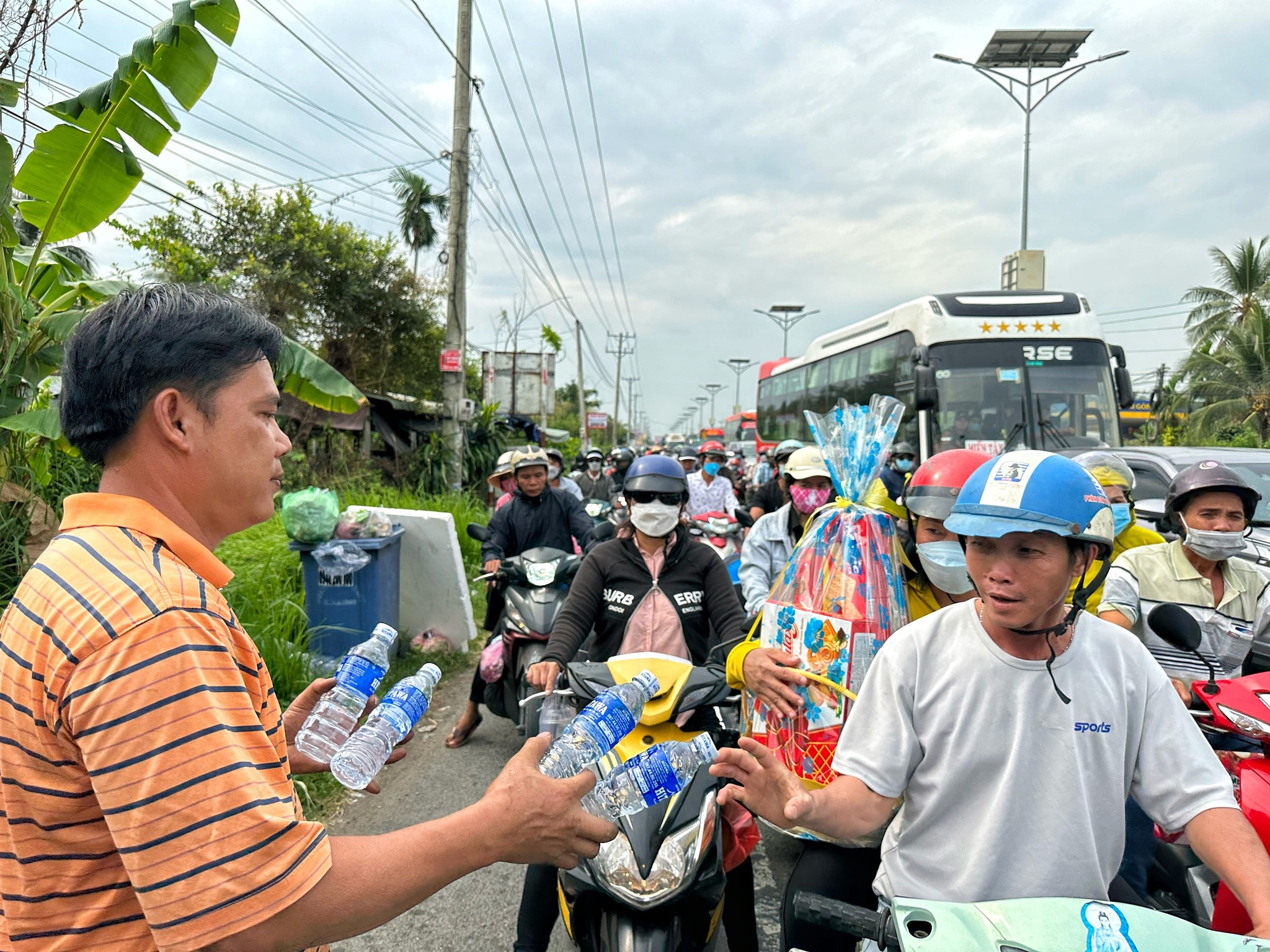 Người miền Tây hào sảng phát cả xe tải nước uống cho người dân từ quê lên lại TP.HCM - ảnh 4