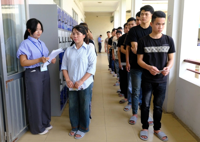 Thí sinh xếp hàng chờ đối chiếu thẻ dự thi Thí sinh xếp hàng chờ đối chiếu thẻ dự thi