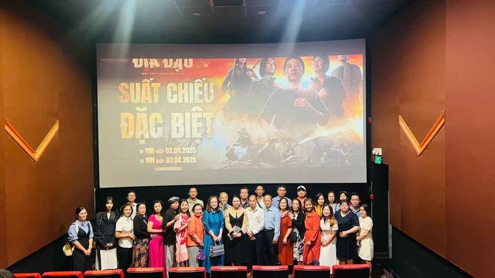 Đại biểu người Việt Nam ở nước ngoài TPHCM xem phim