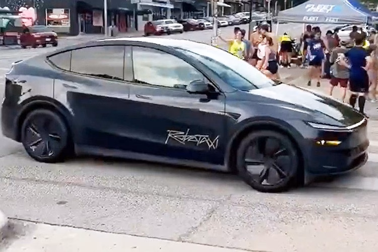 Robotaxi Tesla Model Y Robotaxi Tesla Model Y đầu tiên lăn bánh trên đường phố Mỹ
