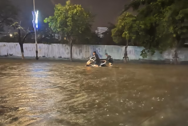 Đường Ngô Quyền, đoạn gần cầu sông Hàn, ngập sâu. Đường Ngô Quyền, đoạn gần cầu sông Hàn, ngập sâu.