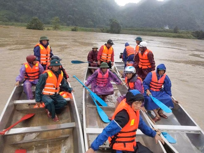 Lực lượng chức năng tìm kiếm nạn nhân Lực lượng chức năng tìm kiếm nạn nhân