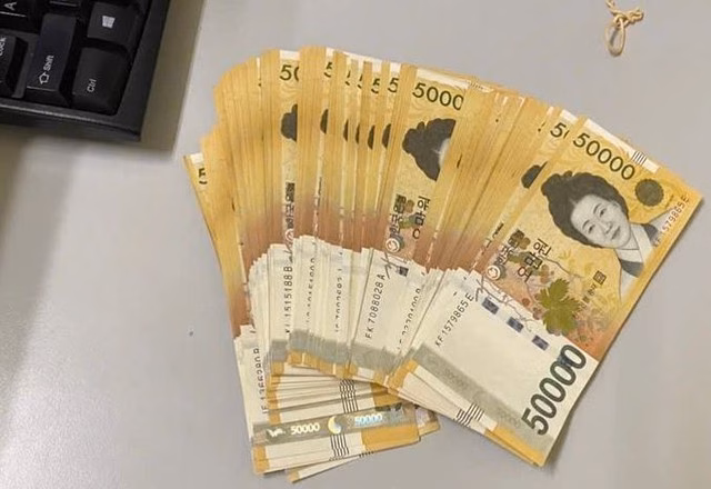 Bọc tiền trị giá gần 100 triệu đồng Bọc tiền bị bỏ quên tại sân bay Nội Bài