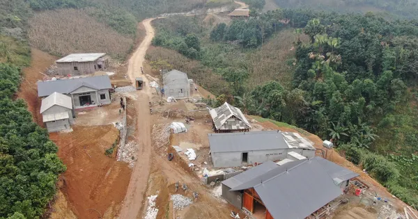 Tuyến đường bê tông mới mở hứa hẹn giúp bà con đi lại thuận lợi hơn Chuyện xóa nhà tạm ở vùng cao - Bài 8: Hiến đất mở đường, làm khu dân cư ảnh 3