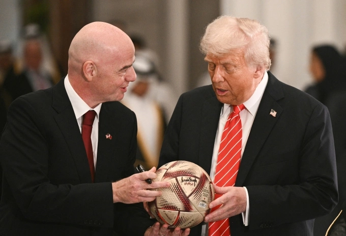 Chủ tịch FIFA Gianni Infantino trao bóng cho Tổng thống Mỹ Donald Trump Chủ tịch FIFA Gianni Infantino trao bóng cho Tổng thống Mỹ Donald Trump tại Cung điện Lusail ở Doha ngày 14/5