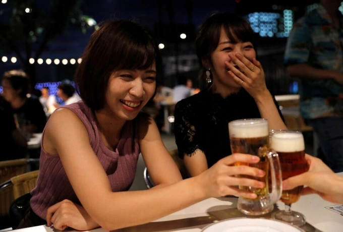 Phụ nữ Nhật Bản uống bia tại một nhà hàng ở Tokyo, năm 2017